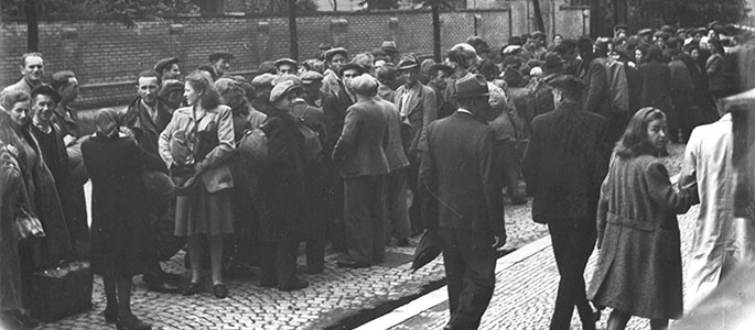 ברטיסלווה, 1946: צעירים ממתינים לרכבת למערב אירופה בנתיב "הבריחה"