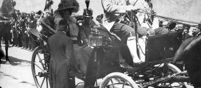 1913, רבי עקיבא סופר (בגבו אל המצלמה), שכיהן אז כרב העיר ברטיסלווה (פרשבורג), מקבל את פניו של הקיסר פרנץ