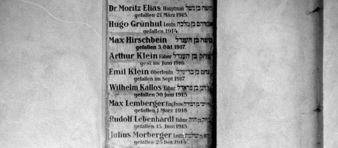 ברטיסלווה, שלט עם שמות חיילים וקצינים יהודים שנפלו במלחמת העולם הראשונה, כנראה על קיר בית הכנסת