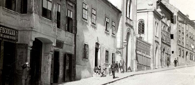 ברטיסלווה, לפני המלחמה, רחוב זמוצקה ברובע היהודי. במרכז התצלום - בית הכנסת האורתודוקסי הגדול