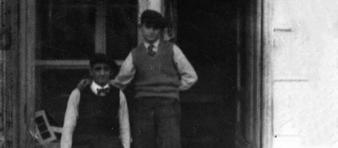 שני גברים יהודים בפתח מתפרה בברטיסלווה לפני המלחמה. אחד המצולמים - יעקב גוטרמן