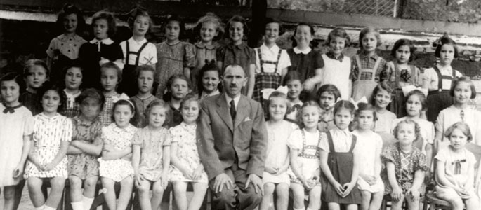 קבוצת תלמידים בבית ספר יהודי בברטיסלווה לפני המלחמה