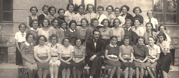 ברטיסלווה, קבוצת תלמידות עם מוריהן, לפני המלחמה, 1933-1936