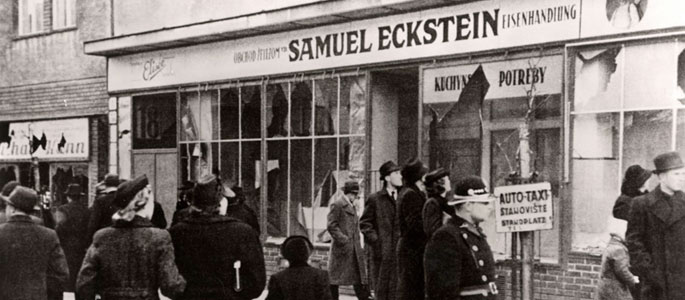 ברטיסלווה, מרס 1939, חנותו של סמואל אקשטיין שניזוקה בהתפרעויות המוניות. בתצלום ניתן להבחין בחלונות הראווה המנופצים שנבזזו