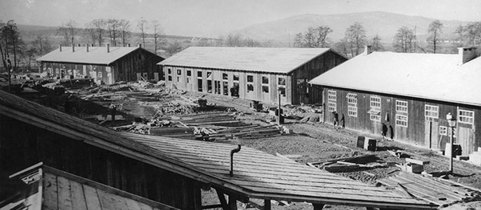 בניית צריפים במחנה העבודה נובקי, סלובקיה, כנראה באביב 1942