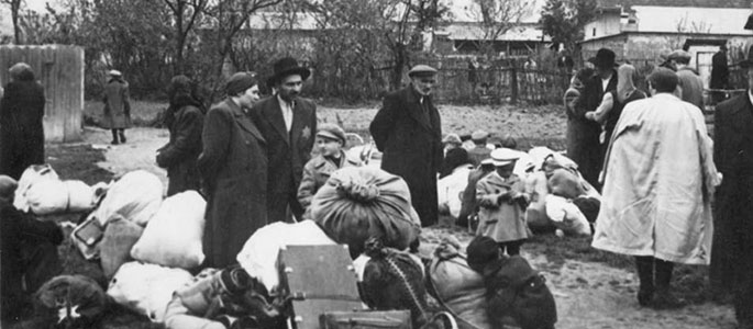 יהודים הממתינים עם חפציהם לגירוש מסלובקיה, 1942