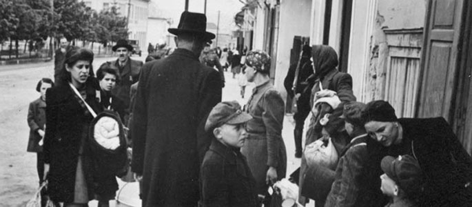 יהודים ממתינים עם חפציהם לגירוש מסלובקיה, 1942