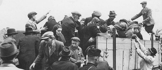 יהודים וחפציהם על משאית בעת גירושם מסלובקיה, 1942