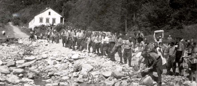 יהודים בפלוגת עבודה של הגדוד השישי בצבא הסלובקי מסקלים אבנים