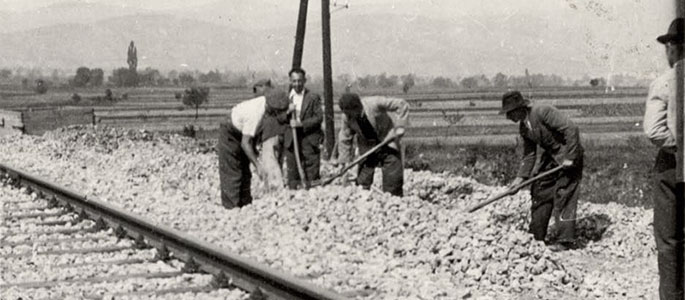 סמרקוביצה (Smrekovica), סלובקיה, 1941, יהודים מהגדוד השישי של צבא סלובקיה עובדים ליד מסילת ברזל