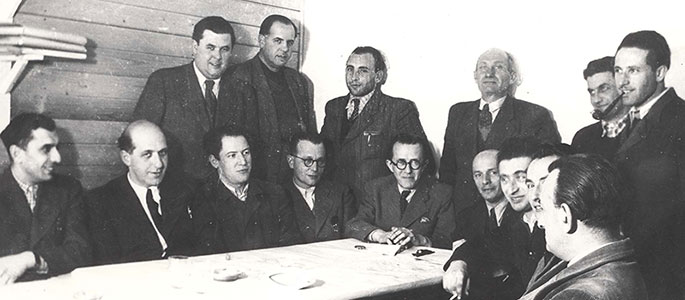 חברי הוועד היהודי במחנה נובקי עם ד"ר אוסקר נוימן מ"מרכז היהודים" (יושב במרכז)