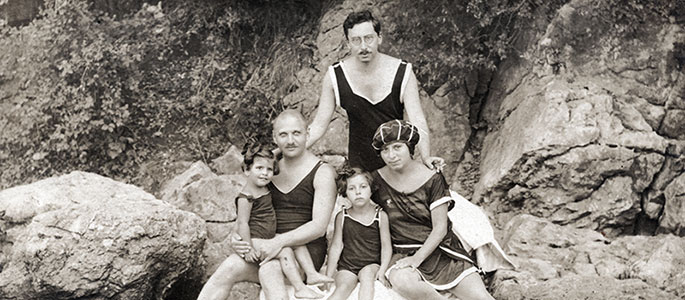 Jozef and Gisi Fleischmann, and their two daughters, Aliza-Lizi and Judita-Juci (seated), with Gisi’s brother, Gustav-Gershon Fischer, before the war
