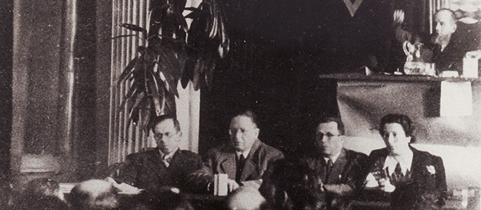 גיזי פליישמן (מימין) בישיבה של ויצ"ו סלובקיה לפני המלחמה