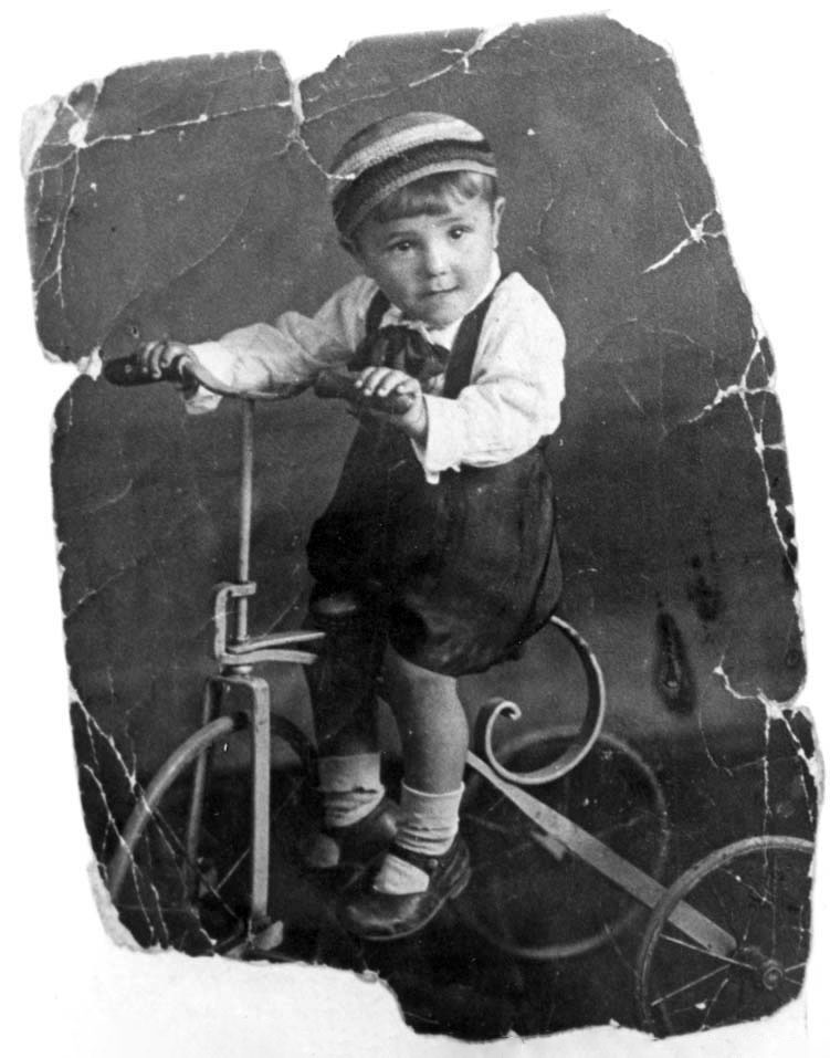 Velvele-Valentin Krayz (son of Ida Pinkert) was born in Ukraine in 1935. He was murdered in September 1941 at Babi Yar