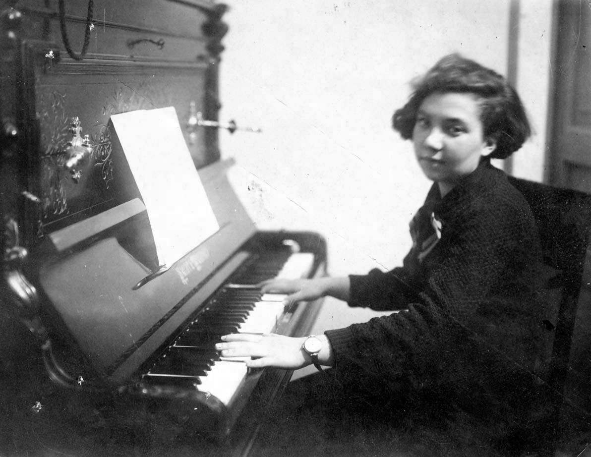 Tzetzilia Bykhovski was born in Kiev, Ukraine, in 1915. She was murdered at Babi Yar.