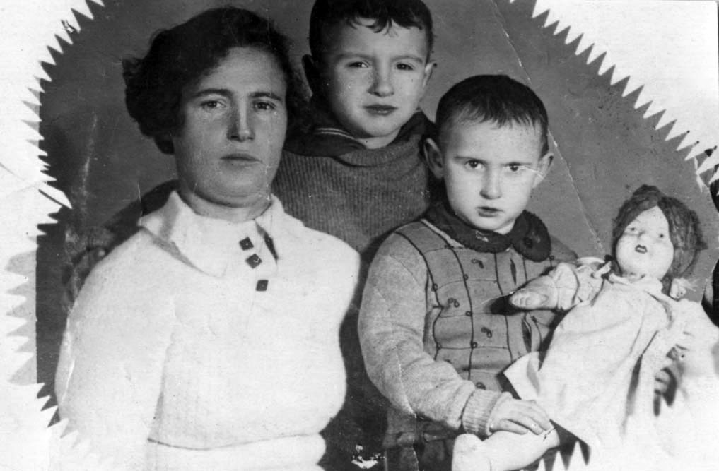 Etlya Zusis was born in Polonnoye, Ukraine, in 1914. She was murdered in 1941 at Babi Yar. Her husband Yaakov survived.