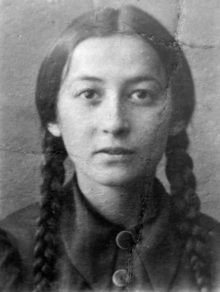 Vera Kaganov was born in Kiev, Ukraine, in 1925. She was murdered in September 1941 at Babi Yar.