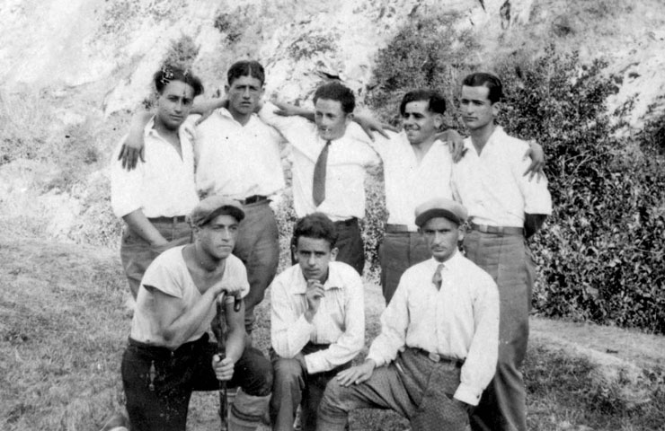 A group of Jewish youth on a hike in the Monastir area