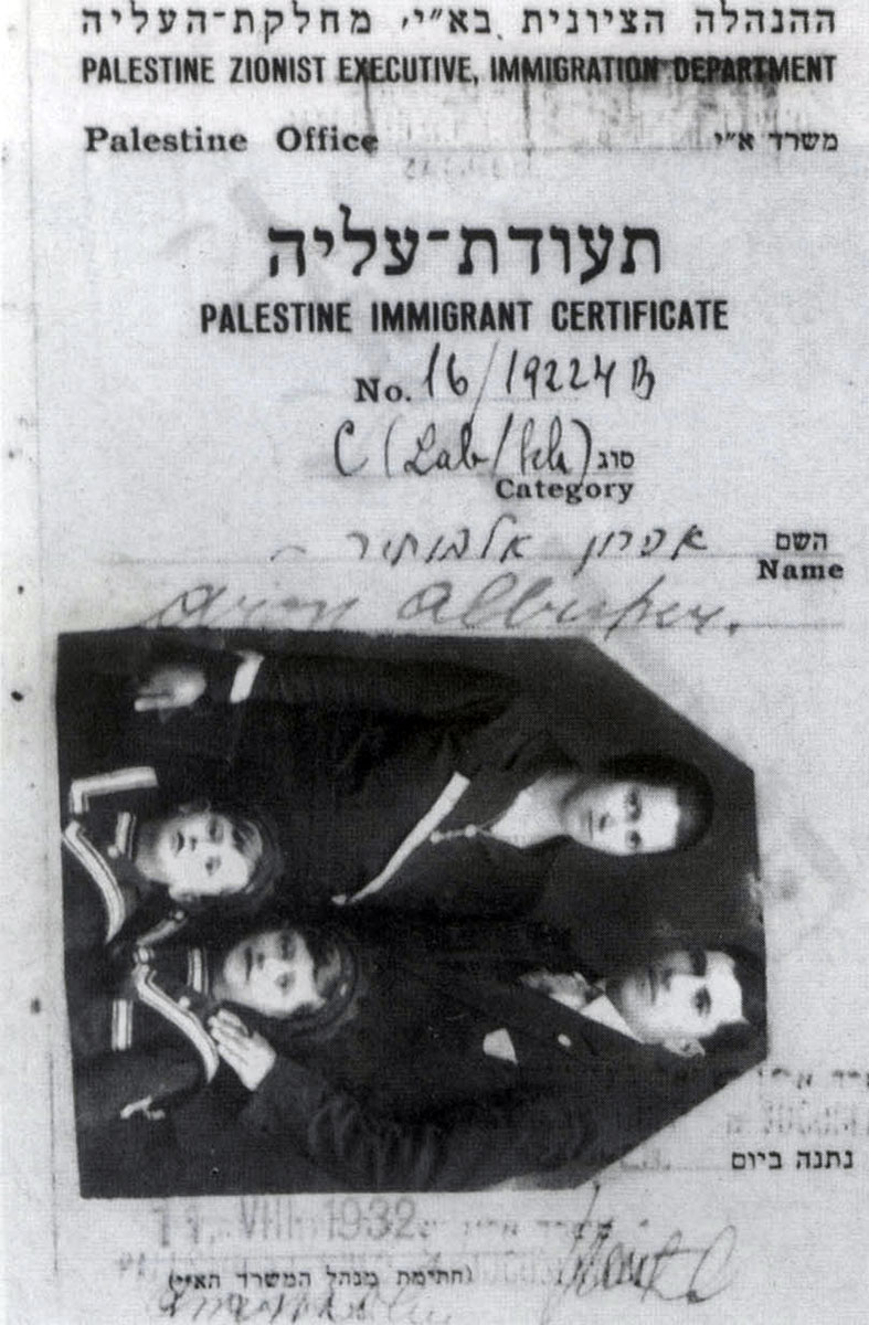 Certificate of emigration to Eretz Israel belonging to the Alboher family, 11 August 1932