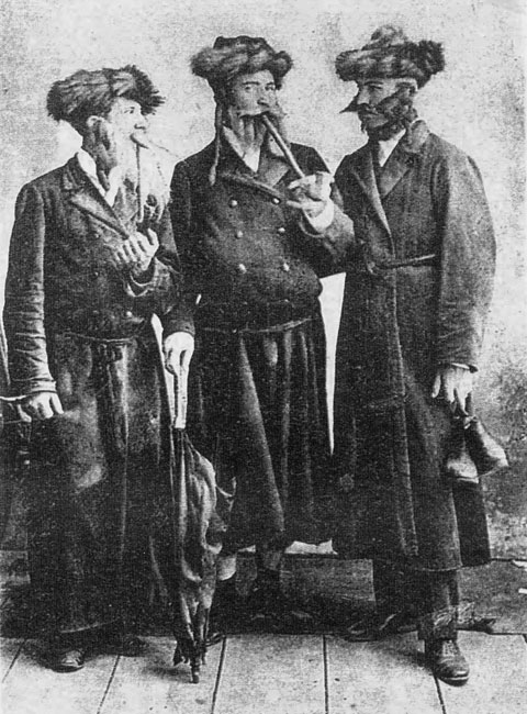 Jews talking – a postcard from Munkács, 1900