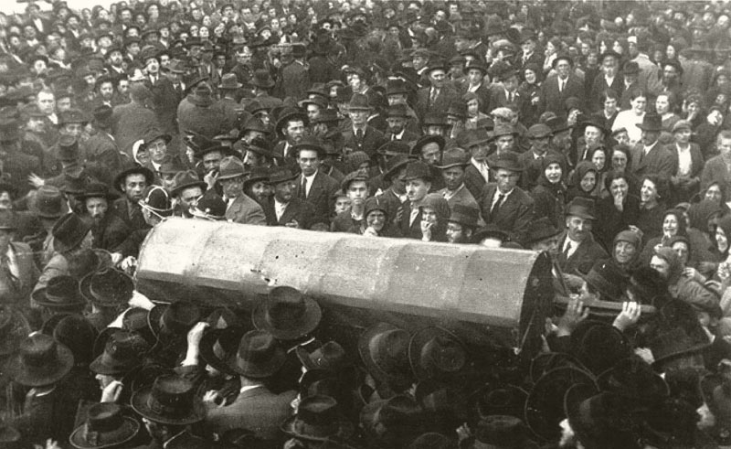 The funeral of Rabbi Chaim Elazar Shapira in Munkács, 5 May 1937