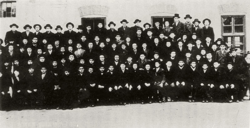 Students at the "Darchei Teshuva" yeshiva, 1940
