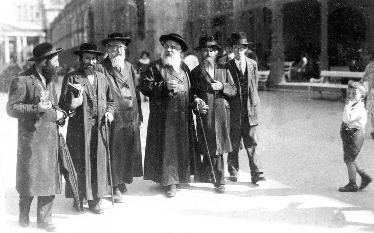 Rabbi Chaim Elazar Shapira of Munkács with his Hasidim