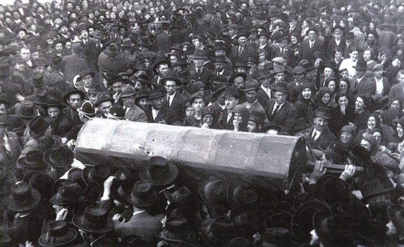 The funeral of Rabbi Chaim Elazar Shapira in Munkács, 5 May 1937