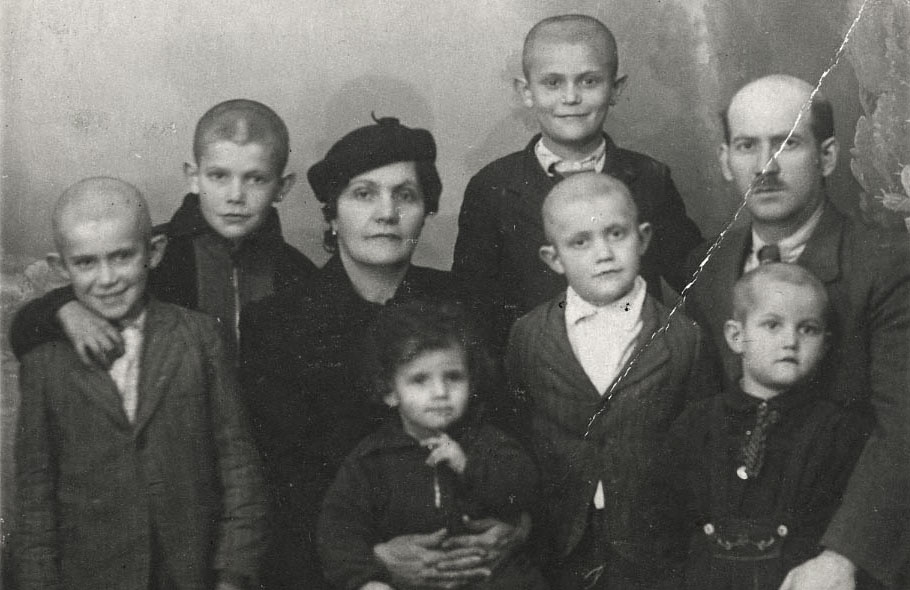 The Mandel family in Munkács on 3 December 1939. Left to right: Shmuel-Zvi (Sandor), David (Tibor), Zisel (Zsemka) the mother, Ester Malkeh (Vera), Yaacov-Moshe (Yeno Gino), Becalel Erno, Yitzhak Izso the father, Yehudah-Arjeh (Lajos). Most of the family was murdered at Auschwitz.