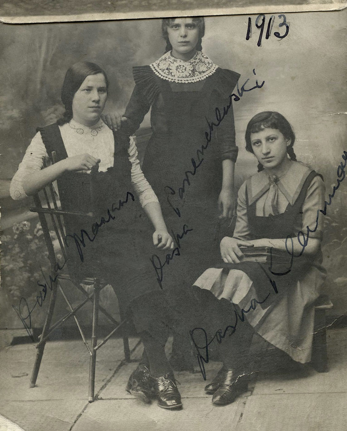 Young girls in Plonsk, 1913