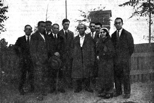 David Ben-Gurion (Grün) (center) during his visit to Plonsk in 1932 with members of the "League for Eretz Israel"