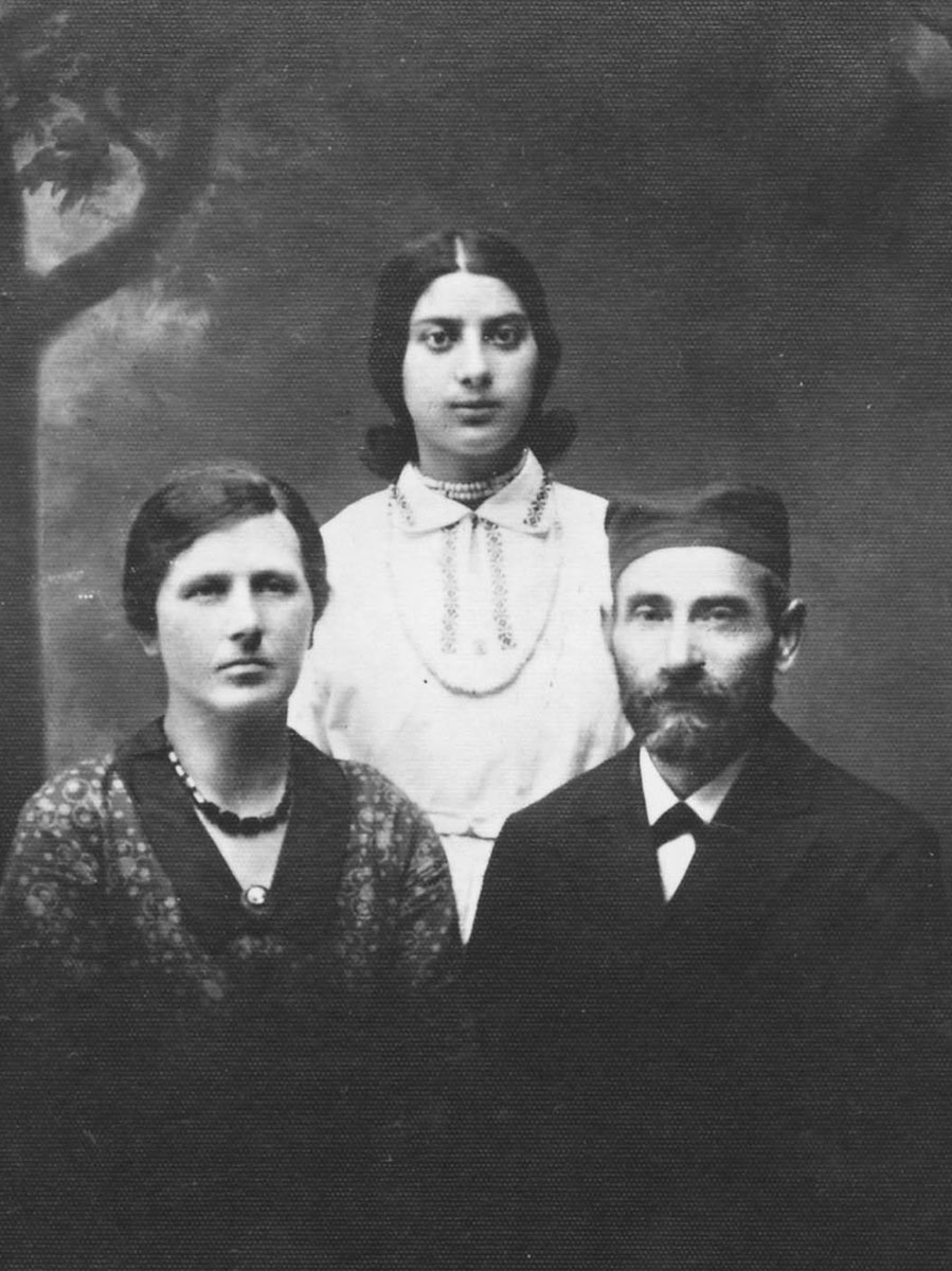 The Shperling family in Plonsk: Bezalel (a carpenter), his wife Rivka and their daughter Sara Tzirel Malka. All three were murdered during the Holocaust