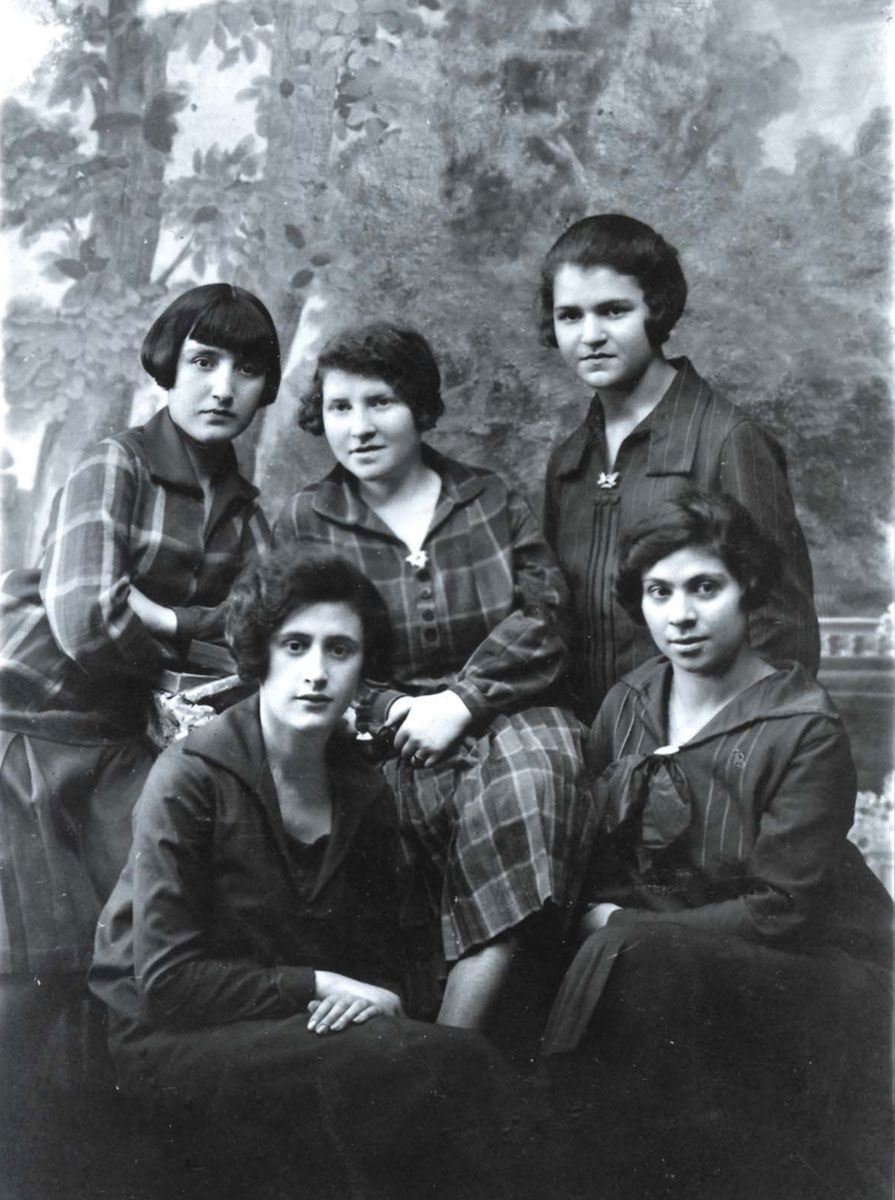 Plonsk, Rachel Warszawer née Jakubowicz (bottom left) with friends