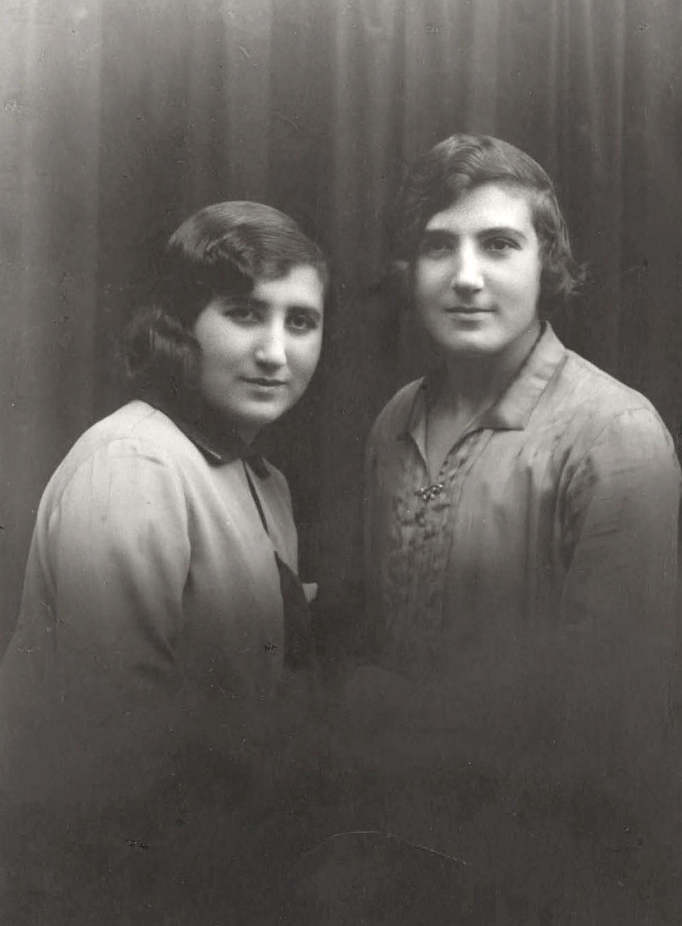 Sisters Sabina and Genya Kleinman from Plonsk in a photograph from before the war