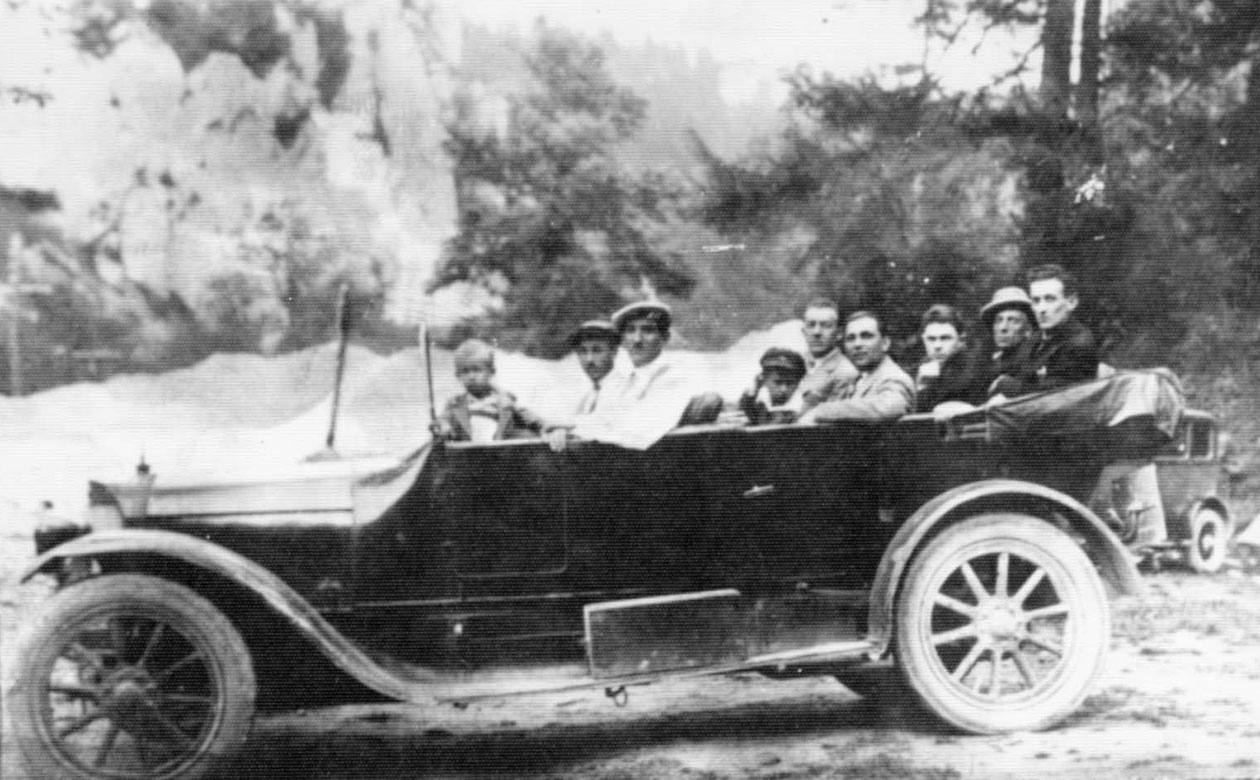Trzebinia, 1930s – Gotleib and his friends driving in a car