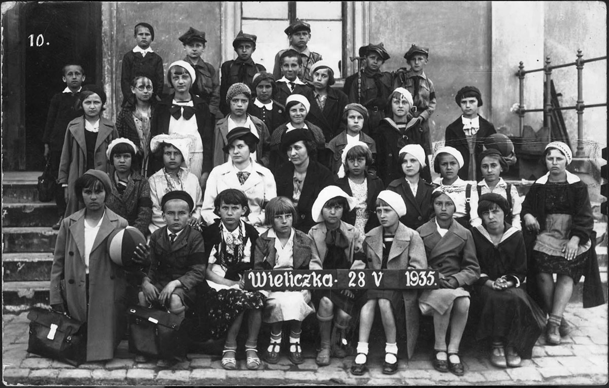 Class photograph of the Trzebinia elementary school, 1935