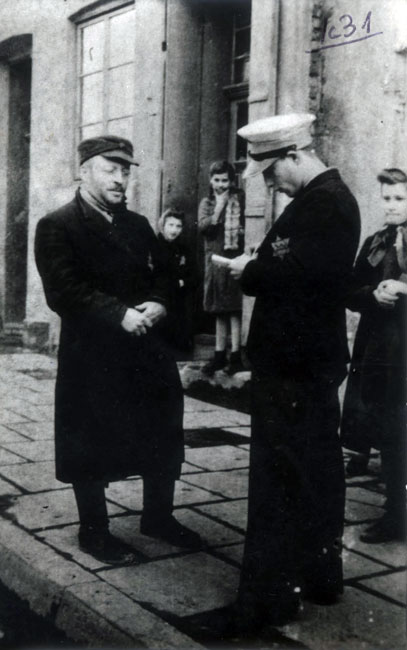 The Trzebinia ghetto, 1940-1941. Left to right: Hirsch Yaakov Keller, cantor and ritual slaughterer from Leipzig; Shraga Feivish Klagsbald, a Jewish policeman