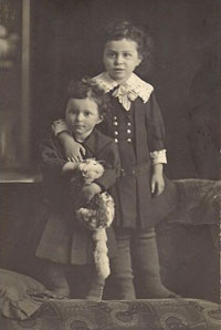 האחיות מרים (מימין) וקרולה פולדר. שתי האחיות עלו לארץ ישראל. הוריהן, רוזה ונתן פולדר שולחו ב-1942 לטרזינשטאט שם נספו