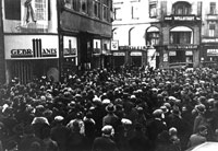 וירצבורג, 11 במרס 1933. הפגנה של מאות מתושבי העיר נגד עסקים יהודים