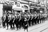 וירצבורג ב"יום החרם", 1 באפריל 1933. תהלוכה של אנשי אס-אס (SS) ברחובות העיר