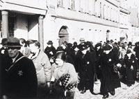 24 במרס 1942, יהודים מובלים ברחובות קיצינגן לתחנת הרכבת. מתוך אלבום תצלומי גירוש יהודים ממיין-פרנקן (שמה של פרנקוניה התחתית בגרמניה הנאצית)