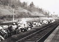 24 במרס 1942, חפצי היהודים לפני גירושם בתחנת הרכבת בקיצינגן (Kitzingen). בין המגורשים היו גם יהודים מווירצבורג. מתוך אלבום תצלומי גירוש יהודי פרנקוניה.