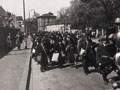 25 באפריל 1942, יהודים מובלים ברחובות וירצבורג בדרך לרכבת הגירוש
