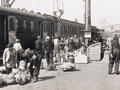 25 באפריל 1942, יהודים בתחנת הרכבת בוירצבורג לפני עלייתם לרכבת הגירוש