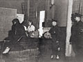 וירצבורג,  26 בנובמבר 1941: חיפוש חפצים על גופן של נשים יהודיות מאחורי פרגוד טרם גירושן