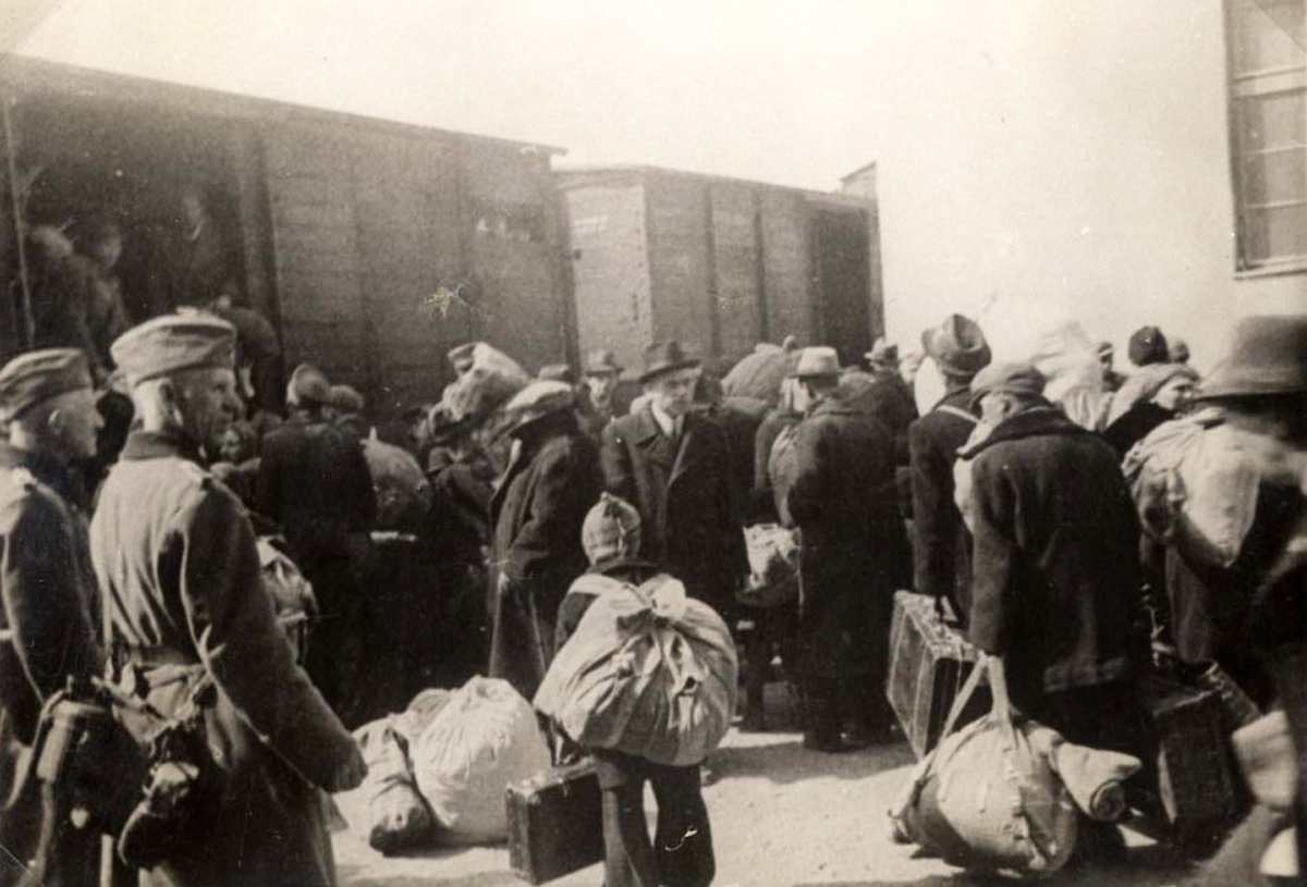Фото депортация. Депортация евреев в лагеря смерти. Депортация евреев в лагеря. Депортация Калмыков 1944.