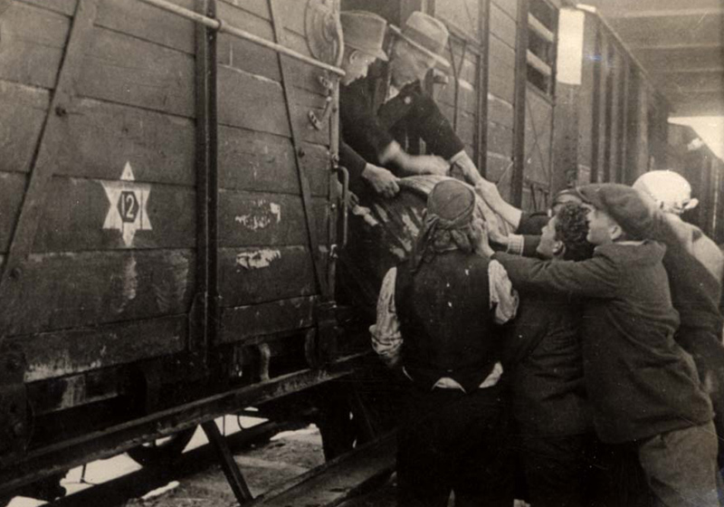Thrakische Juden besteigen den Zug in die Vernichtungslager, März  1943