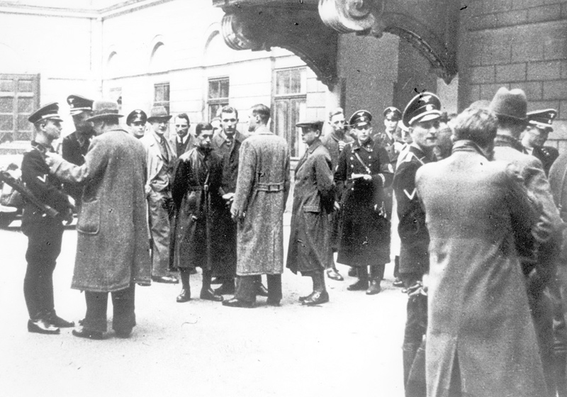 Eichmann mit Mitgliedern der Gestapo vor einer Razzia im Jüdischen Gemeindezentrum, Wien, 1938