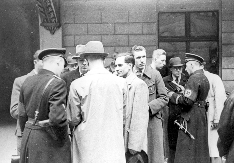 אייכמן ואנשי הגסטאפו לפני פשיטה על בית הקהילה היהודית בווינה, 1938
