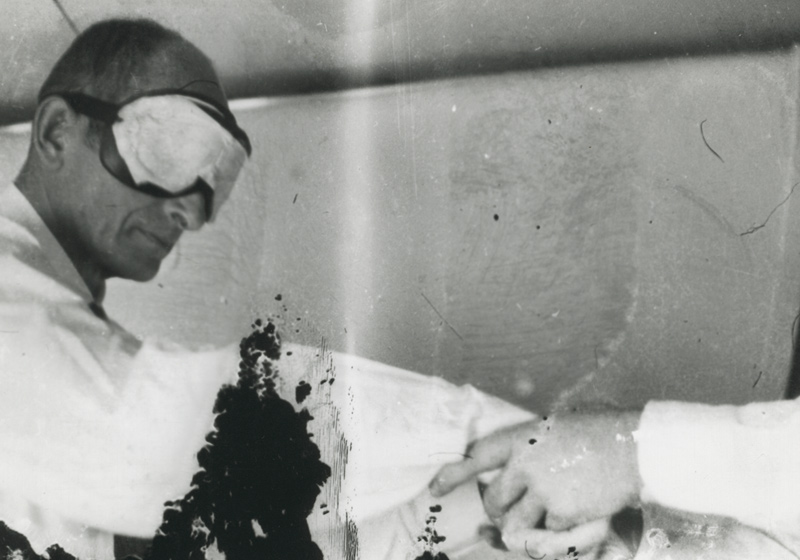 Eichmann con los ojos cubiertos siendo llevado al avión de El Al, con destino a Israel, 1960